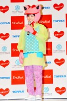 カエルの被りもので登場した山田花子。