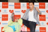 ひょんなことから言い合いを始めた石田（右）と花子（左）。石田が花子に激しい攻撃を仕掛ける。