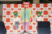 「主婦ウフフ♪」のパフォーマンスを披露する花子（中央）。