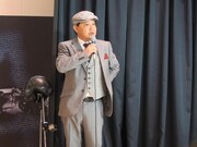 事前に観た同映画が怖すぎて文句を言う上島。(c)2012 PARAMOUNT ALL RIGHTS RESERVED.