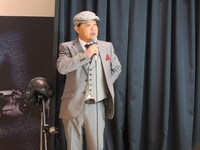 事前に観た同映画が怖すぎて文句を言う上島。(c)2012 PARAMOUNT ALL RIGHTS RESERVED.