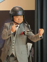 気をとりなおして「パラノーマル試着室」へ突入する上島。(c)2012 PARAMOUNT ALL RIGHTS RESERVED.