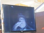 パラノーマル試着室で悲鳴をあげる上島。(c)2012 PARAMOUNT ALL RIGHTS RESERVED.