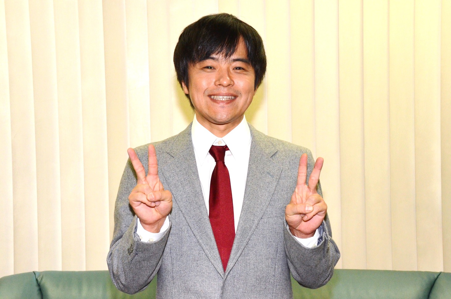 連続ドラマ「高校入試」内のオリジナルCM「NISSAN ドラマinドラマ」に出演しているバカリズム。