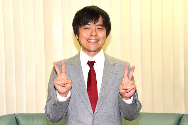 連続ドラマ「高校入試」内のオリジナルCM「NISSAN ドラマinドラマ」に出演しているバカリズム。