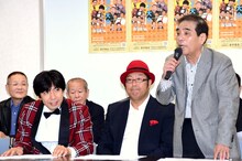 漫才協会会長の青空球児（右）とWコロン。この会見では、リーガル天才・秀才の第5回東京漫才殿堂入りもあわせて発表されている。