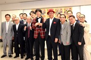 「漫才大会」記者会見に出席したWコロン（中央）ら。