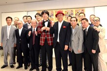 「漫才大会」記者会見に出席したWコロン（中央）ら。