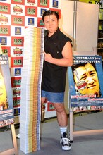 DVD「スギちゃんのWILD100」の発売記念イベントに登場したスギちゃん。ワイルドに積み重なった大量のDVDパッケージとともに撮影に応じた。