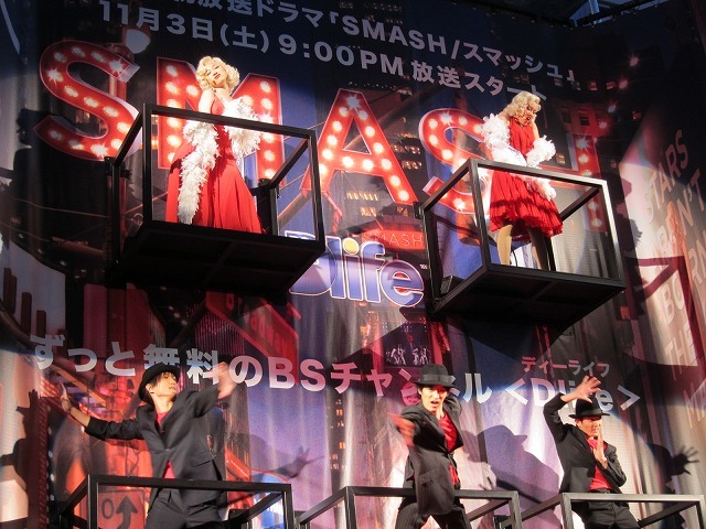 新宿ステーションスクエアで行われたヒューマンビルボード・ミュージカル。