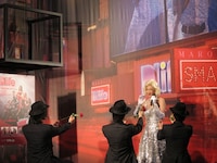 ダンサーたちからのアプローチを断る虻川。