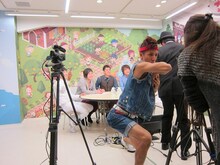 途中、ひじを見せつつ登場した2700。