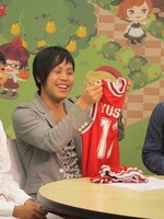 井上が出品した、baseよしもとバスケチームのユニフォーム。