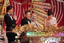 昨年2011年に生放送された「THE MANZAI 2011」決勝大会に「最高顧問」として出演したビートたけし（右から2人目）と、ナインティナイン、高島彩（右）。(c)フジテレビ