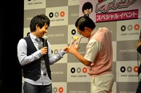 DVDパッケージの写真がお気に入りだという春日。