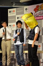 買い物袋をかぶって登場し、クスクス笑いを浴びたくじら（右）。