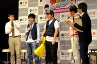 買い物袋を脱いだくじら（中央）。