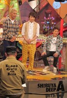 ケンコバからはトーク中にムチャぶりカンペが。