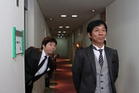 楽屋を使ったオープニングコントの様子。(c)吉本興業