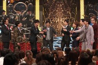 「サタデーナイトライブJPN」オープニングに登場する明石家さんま（中央）ら番組レギュラー陣。(c)吉本興業