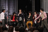 flumpoolを交えたアーティストコントの様子。(c)吉本興業