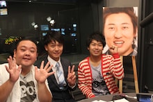 「頑張れ！秋山くん」に出演したジューシーズ。(c)吉本興業