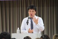 大阪・よしもとクリエイティブカレッジ（YCC）大阪にて特別講義を行ったたむらけんじ。(c)吉本興業