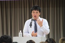 大阪・よしもとクリエイティブカレッジ（YCC）大阪にて特別講義を行ったたむらけんじ。(c)吉本興業