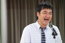 大阪・よしもとクリエイティブカレッジ（YCC）大阪にて特別講義を行ったたむらけんじ。(c)吉本興業