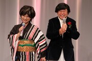 憧れの先輩演歌歌手・水谷千重子とのデュエットに照れる軽井沢。(c)フォトプロ