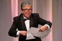 ショージのR-1ネタ「切り絵漫談」。会場が沸いたことに気を良くしたショージは「ウケると長くなると初めてわかった」とご満悦。(c)フォトプロ