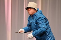 波紋を呼んだ社会風刺コント。ショージファンの観客は大いに笑っていた。(c)フォトプロ