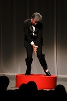 この日のために作りだした渾身のギャグを披露するショージ。(c)フォトプロ