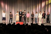 エンディングでは、後輩たち全員がショージを大絶賛。(c)フォトプロ