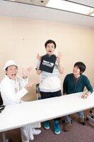 オススメの収納術をうしろシティの金子（中央）と阿諏訪（右）に伝授する収納王子コジマジックことオーケイ小島（左）。