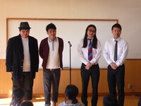 埼玉県北本市内小学校にて行われた「小学校漫才授業」。(c)吉本興業