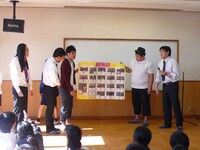 埼玉県北本市内小学校にて行われた「小学校漫才授業」。(c)吉本興業
