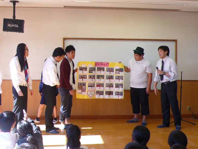 埼玉県北本市内小学校にて行われた「小学校漫才授業」。(c)吉本興業