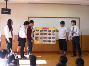 埼玉県北本市内小学校にて行われた「小学校漫才授業」。(c)吉本興業