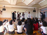 埼玉県北本市内小学校にて行われた「小学校漫才授業」。(c)吉本興業