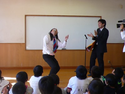 埼玉県北本市内小学校にて行われた「小学校漫才授業」。(c)吉本興業