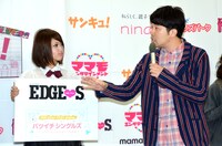 シングルマザーだという女性（左）と、あべこうじ（右）。