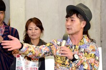 カラテカ入江。この日は会見に予定より遅れてきたらしく、周囲の芸人から盛んにいじられていた。