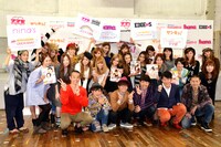 吉本興業の新プロジェクト「ママと！」の発表記者会見に登場した（前列左から）品川庄司・庄司、カラテカ入江、オリエンタルラジオ藤森、あべこうじ、ペナルティ・ヒデ、品川庄司・品川と、本企画に携わるママ達。