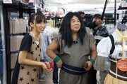 吉木りさ（左）とドランクドラゴン塚地（右）。(c)ひかりTV
