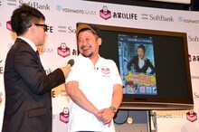 自身が考案したアプリ「ダメ男のワンチャンス」を紹介し、アプリ内で美女に叱られご満悦のケンドーコバヤシ（中央）。