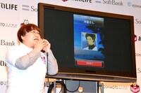 自身が考案したアプリ「DWC（ドリームワークキャッチャー）」を紹介し、女性アナウンサーとなって架空の野球選手“神童さん”との恋愛に没頭するハリセンボン春菜。