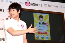 自身が考案したアプリ「ええ声ガチャ」を紹介する麒麟・川島。「墾田永年私財法」という単語が、いい声で会場内に鳴り響いた。