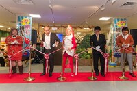 大阪・よしもと47ご当地市場「タコ展長の明石観光物産展」オープニングセレモニー。(c)吉本興業