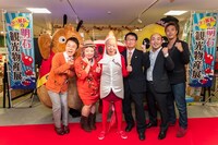 大阪・よしもと47ご当地市場「タコ展長の明石観光物産展」オープニングセレモニー。(c)吉本興業